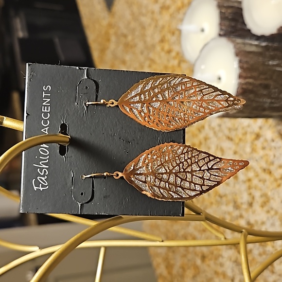 🌱✨️Fashion Accents Shimmering layered Leaf Earrings 🍃🪩 - Picture 1 of 3